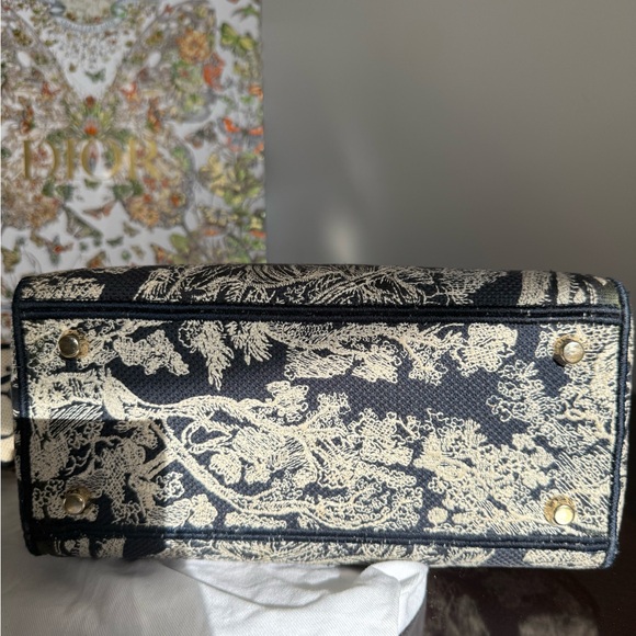 Medium Lady D-Lite Bag
Blue Toile de Jouy Reverse Embroidery - Picture 13 of 15